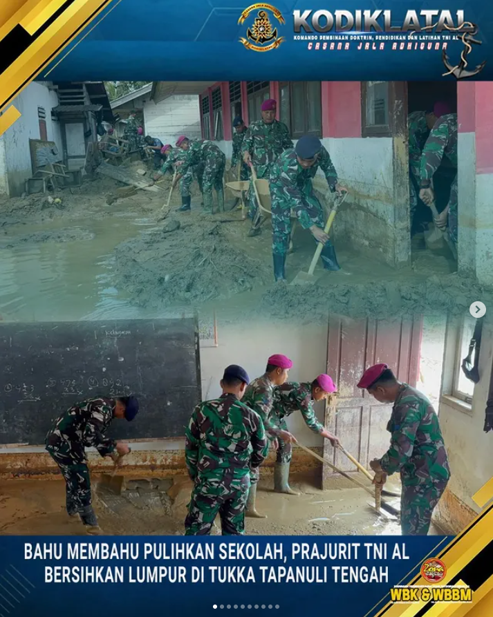 BAHU MEMBAHU PULIHKAN SEKOLAH, PRAJURIT TNI AL BERSIHKAN LUMPUR DI TUKKA TAPANULI TENGAH